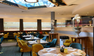 Restaurant mit Oberlicht und festlich gedeckten Tischen