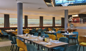 Landhotel-Schnuck-Findlinger_0524_006 Großzügiger Speisesaal mit modernen Leuchten und Wandmalerei