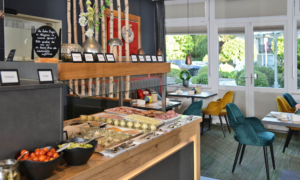 Reichhaltiges Frühstücksbuffet mit frischen Zutaten