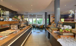 Buffetbereich mit großer Auswahl an Speisen im Hotel