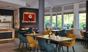 Sitzbereich im Restaurant mit bunten Stühlen und Tischdeko