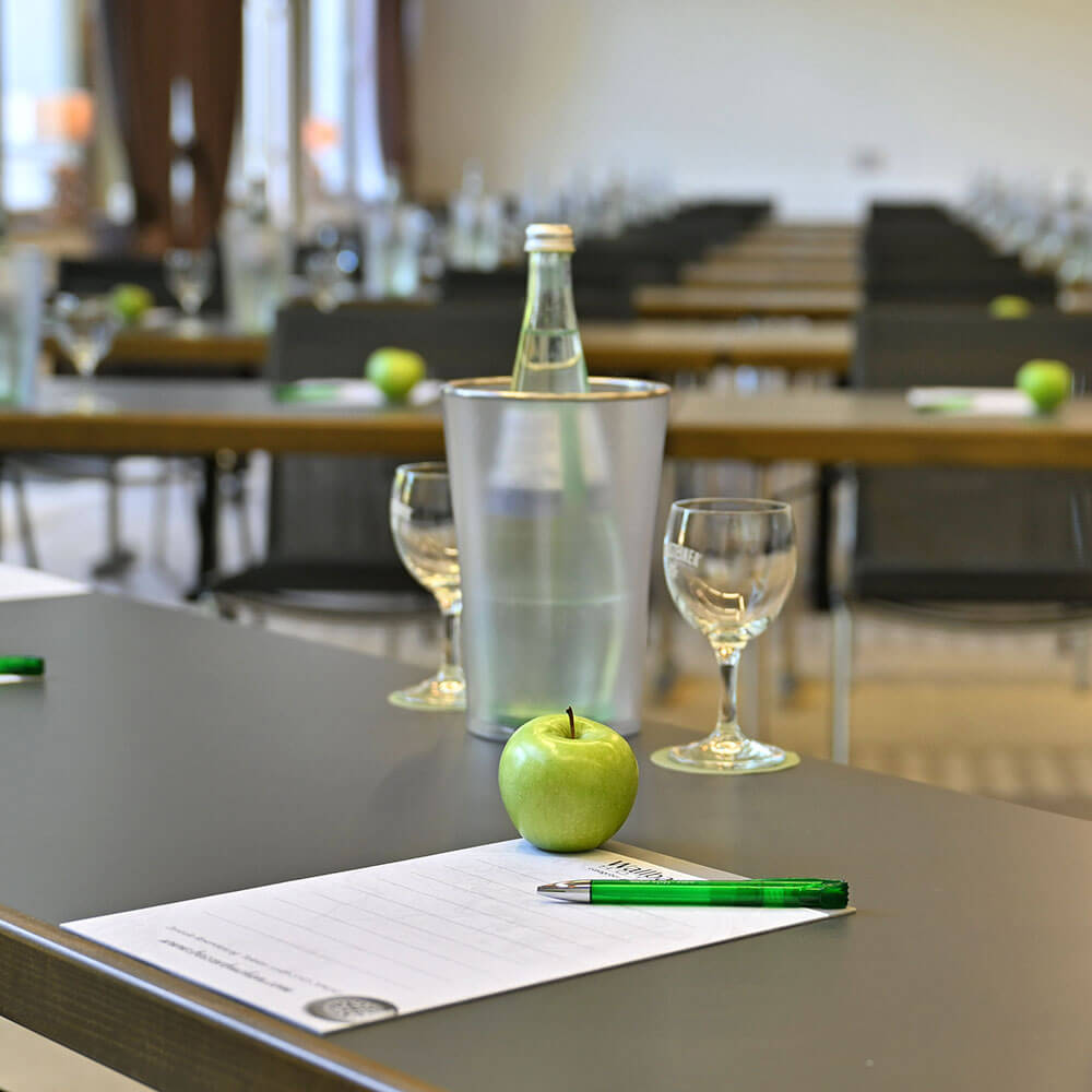 Seminarraum mit Fensterfront und Flipchart, Moderationskoffer im Vordergrund